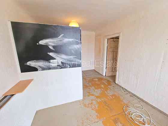 Дом во дворе, закрытый двор, вход с улицы, лестничная клетка после косметического Рига