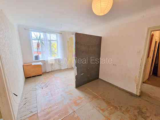 Дом во дворе, закрытый двор, вход с улицы, лестничная клетка после косметического Рига