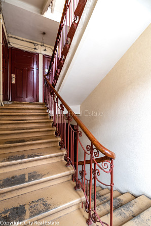 Дом во дворе, закрытый двор, вход с улицы, лестничная клетка после косметического Рига - изображение 20