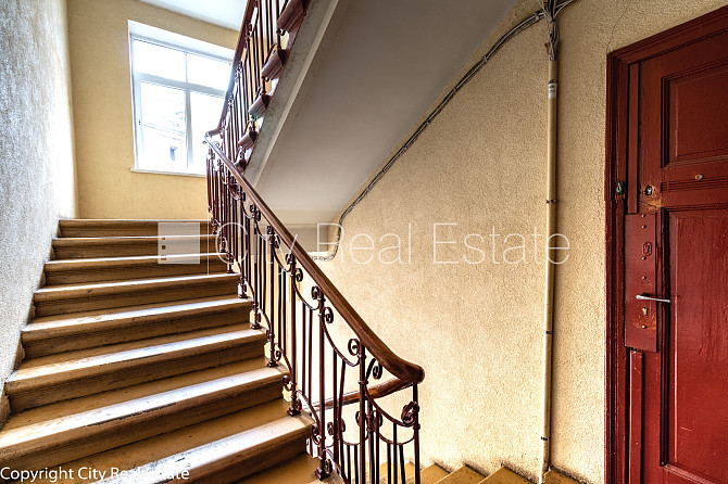 Дом во дворе, закрытый двор, вход с улицы, лестничная клетка после косметического Рига - изображение 19
