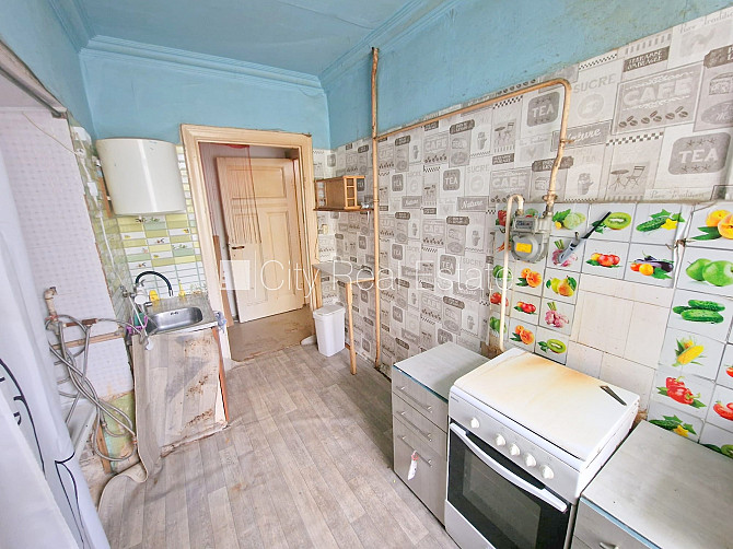 Дом во дворе, закрытый двор, вход с улицы, лестничная клетка после косметического Рига - изображение 12