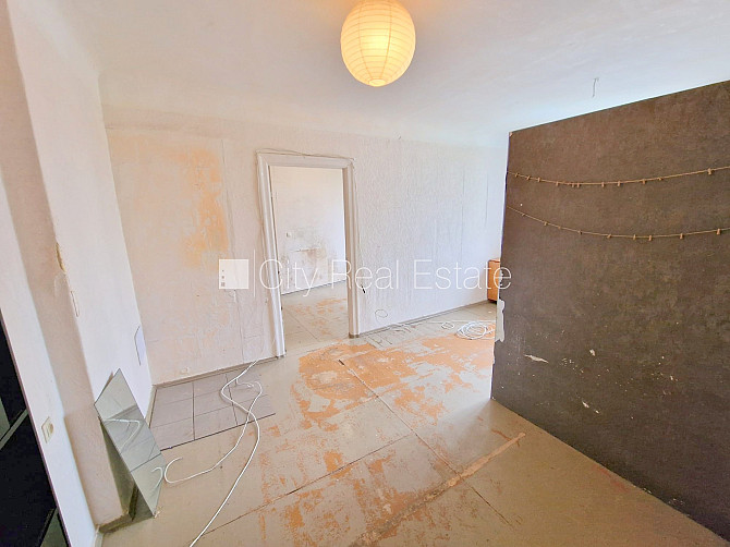 Дом во дворе, закрытый двор, вход с улицы, лестничная клетка после косметического Рига - изображение 7