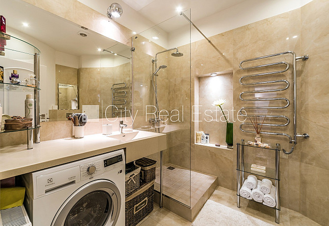 Здание во дворе, реновированный дом, благоустроенный озеленённый двор, Рига - изображение 9