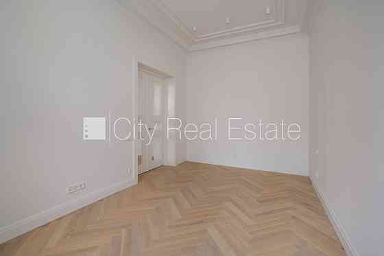 Фасадный дом, реновированный дом, благоустроенный озеленённый двор, вход с улицы, Rīga