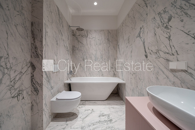 Fasādes māja, renovēta māja, labiekārtots apzaļumots pagalms, ieeja no ielas, ir lifts, Rīga - foto 16