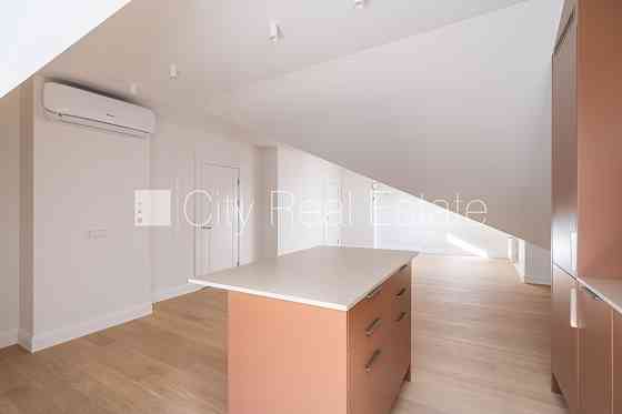 Фасадный дом, реновированный дом, благоустроенный озеленённый двор, закрытый Rīga