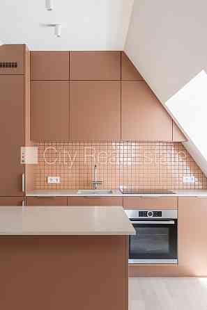 Фасадный дом, реновированный дом, благоустроенный озеленённый двор, закрытый Rīga