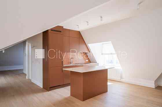 Фасадный дом, реновированный дом, благоустроенный озеленённый двор, закрытый Rīga