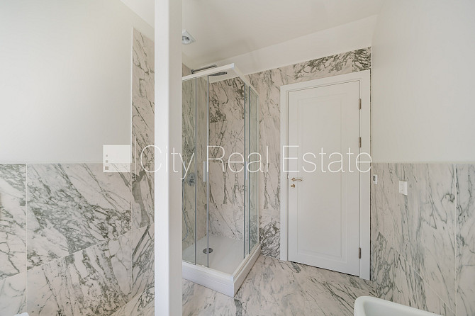 Fasādes māja, renovēta māja, labiekārtots apzaļumots pagalms, slēgts pagalms, ieeja no Rīga - foto 20