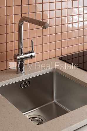 Fasādes māja, renovēta māja, labiekārtots apzaļumots pagalms, slēgts pagalms, ieeja no Rīga - foto 7