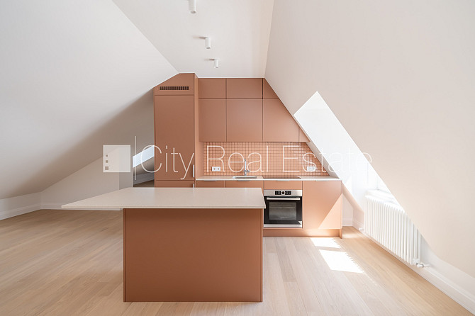 Fasādes māja, renovēta māja, labiekārtots apzaļumots pagalms, slēgts pagalms, ieeja no Rīga - foto 3