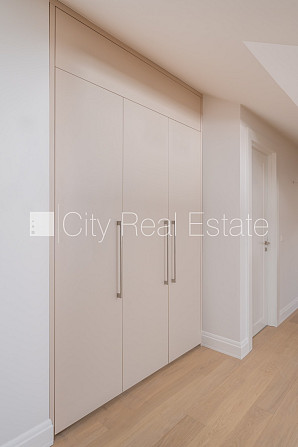 Fasādes māja, renovēta māja, labiekārtots apzaļumots pagalms, slēgts pagalms, ieeja no Rīga - foto 11