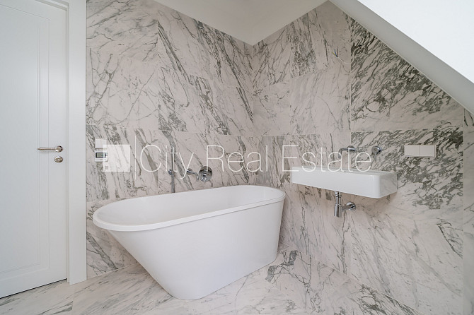 Fasādes māja, renovēta māja, labiekārtots apzaļumots pagalms, slēgts pagalms, ieeja no Rīga - foto 14