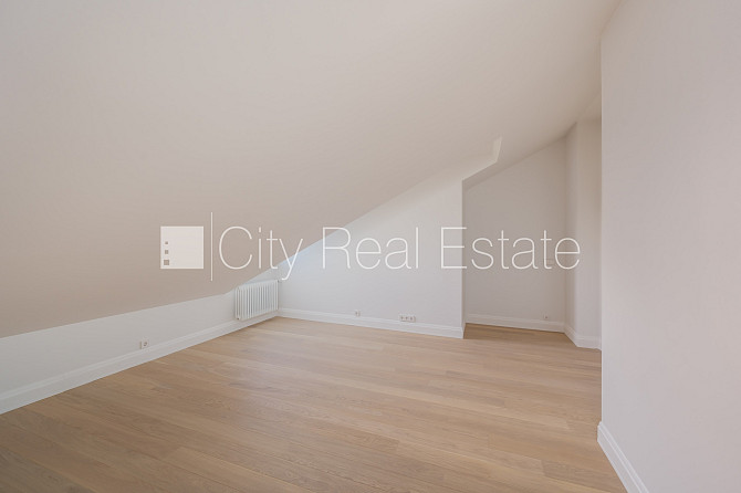 Fasādes māja, renovēta māja, labiekārtots apzaļumots pagalms, slēgts pagalms, ieeja no Rīga - foto 17