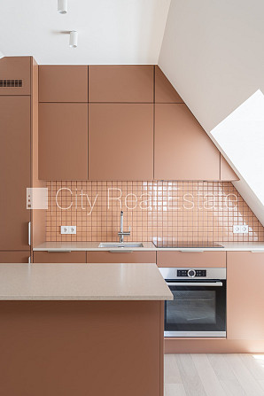 Fasādes māja, renovēta māja, labiekārtots apzaļumots pagalms, slēgts pagalms, ieeja no Rīga - foto 4