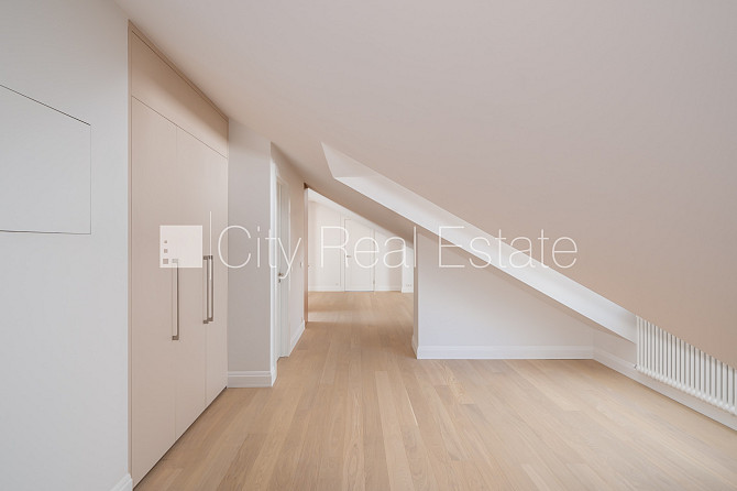 Fasādes māja, renovēta māja, labiekārtots apzaļumots pagalms, slēgts pagalms, ieeja no Rīga - foto 9