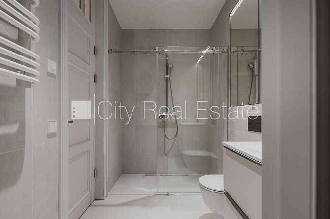 Фасадный дом, реновированный дом, установлены солнечные панели , закрытый двор, Рига - изображение 10