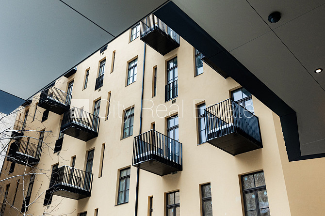 Fasādes māja, renovēta māja, uzstādīti saules enerģijas paneļi, labiekārtots apzaļumots Rīga - foto 16