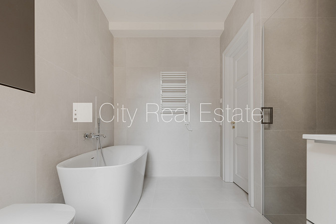 Fasādes māja, renovēta māja, uzstādīti saules enerģijas paneļi, labiekārtots apzaļumots Rīga - foto 9