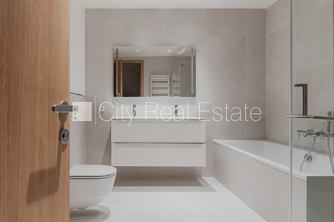 Фасадный дом, реновированный дом, установлены солнечные панели , подземная Рига - изображение 13