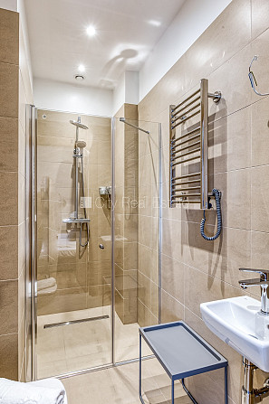 Новостройка, фасадный дом, зеленая территория, возможность аренды парковки, Юрмала - изображение 5