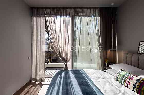 Новостройка, фасадный дом, зеленая территория, благоустроенный озеленённый двор, Юрмала