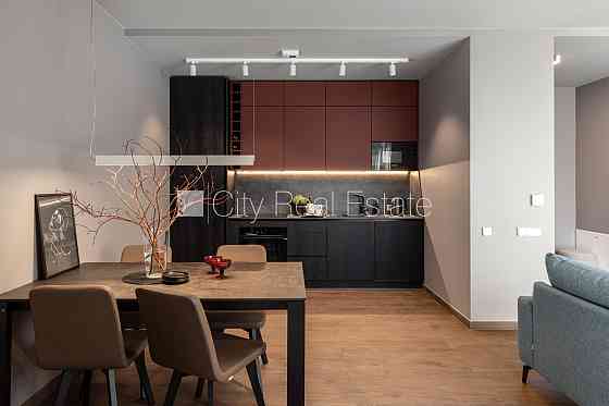 Новостройка, фасадный дом, зеленая территория, благоустроенный озеленённый двор, Юрмала