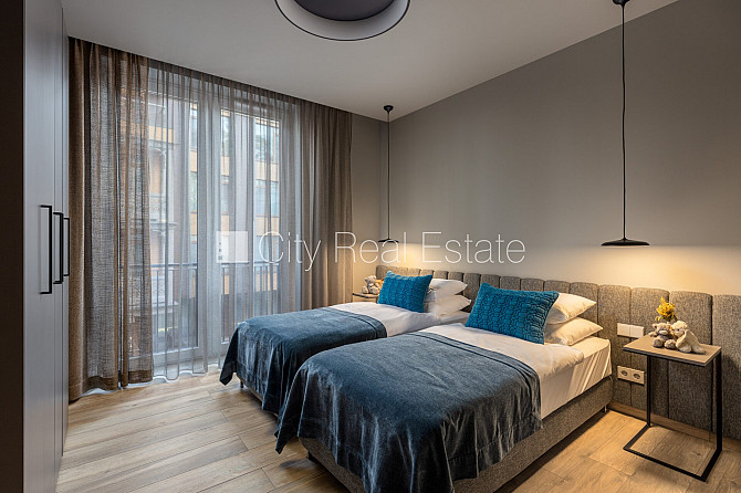 Jaunceltne, fasādes māja, zaļā teritorija, pazemes autostāvvieta, ieeja no ielas, apzaļumota Jūrmala - foto 12