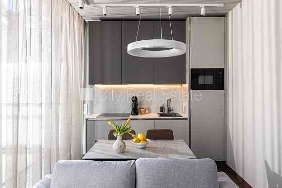 Новостройка, фасадный дом, зеленая территория, благоустроенная озеленённая Юрмала