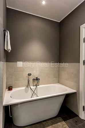 Новостройка, фасадный дом, зеленая территория, благоустроенный озеленённый двор, Jūrmala