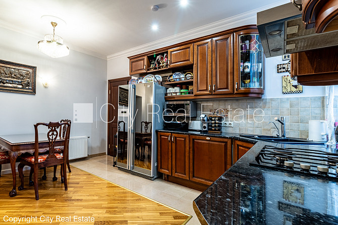 Fasādes māja, logi vērsti mājas abās pusēs, caurstaigājamas izolētas istabas, augstie Rīga - foto 16