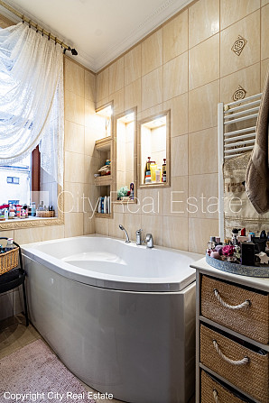 Fasādes māja, logi vērsti mājas abās pusēs, caurstaigājamas izolētas istabas, augstie Rīga - foto 10