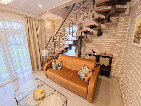 Фасадный дом, зеленая территория, закрытый двор, вход с улицы и со двора, окна Rīga