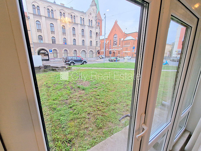 Fasādes māja, zaļā teritorija, slēgts pagalms, ieeja no ielas un pagalma, logi vērsti mājas Rīga - foto 14