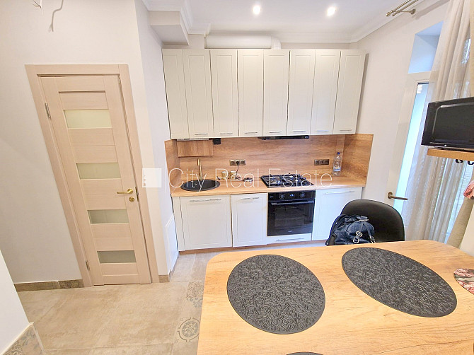 Fasādes māja, zaļā teritorija, slēgts pagalms, ieeja no ielas un pagalma, logi vērsti mājas Rīga - foto 8