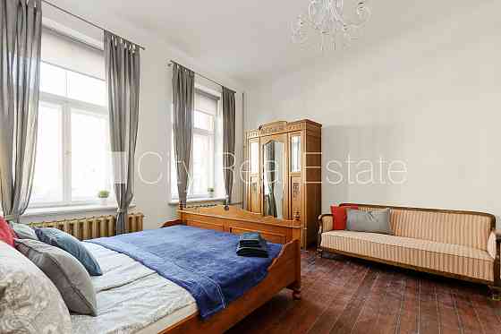 Фасадный дом, вход с улицы, количество спален 4 шт., изолированные комнаты 4 шт., Rīga