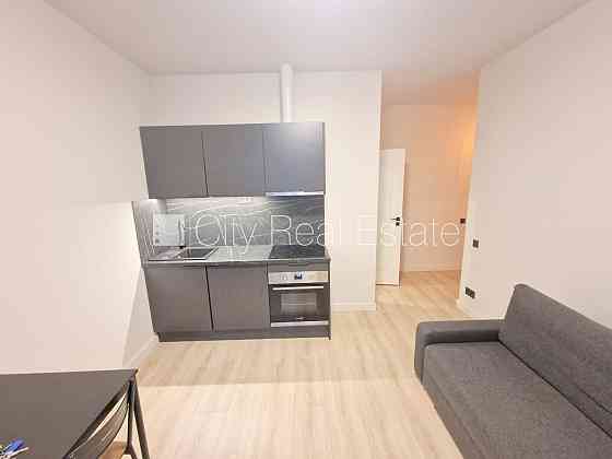 Фасадный дом, реновированный дом, закрытый двор, вход с улицы, лестничная клетка Rīga