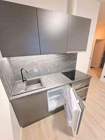 Фасадный дом, реновированный дом, закрытый двор, вход с улицы, лестничная клетка Rīga