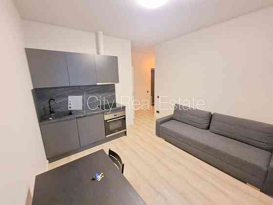 Фасадный дом, реновированный дом, закрытый двор, вход с улицы, лестничная клетка Rīga