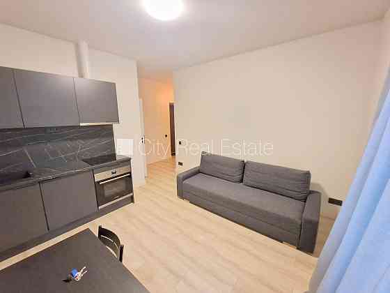 Фасадный дом, реновированный дом, закрытый двор, вход с улицы, лестничная клетка Rīga