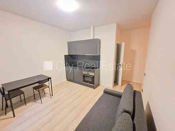 Фасадный дом, реновированный дом, закрытый двор, вход с улицы, лестничная клетка Rīga