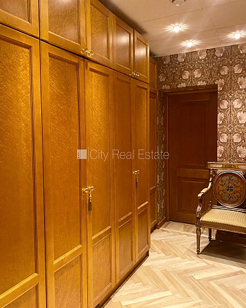 Fasādes māja, renovēta māja, labiekārtota apzaļumota teritorija, ieeja no ielas, luksuss Rīga - foto 7