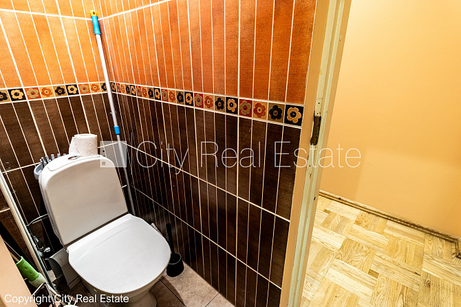 Fasādes māja, ieeja no ielas, logi vērsti mājas abās pusēs, viena istaba izolēta, viesistaba Rīga - foto 20