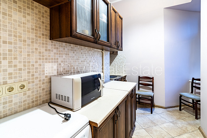 Fasādes māja, ieeja no ielas, logi vērsti mājas abās pusēs, viena istaba izolēta, viesistaba Rīga - foto 11