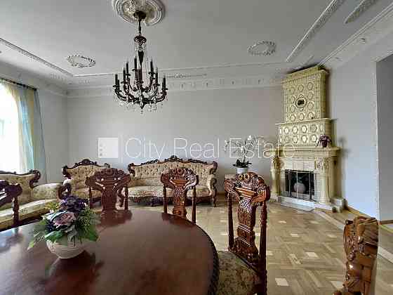 Земля в собственности, фасадный дом, реновированный дом, кирпичные стены, фасад с Rīga