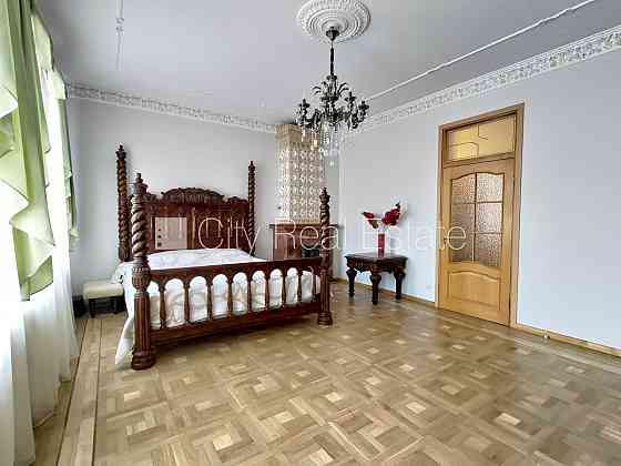 Земля в собственности, фасадный дом, реновированный дом, кирпичные стены, фасад с Rīga