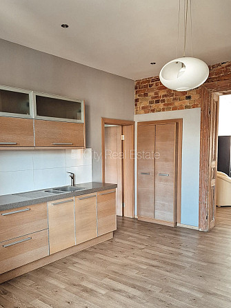 Fasādes māja, slēgts pagalms, ieeja no ielas, logi vērsti mājas abās pusēs, istabas Rīga - foto 9