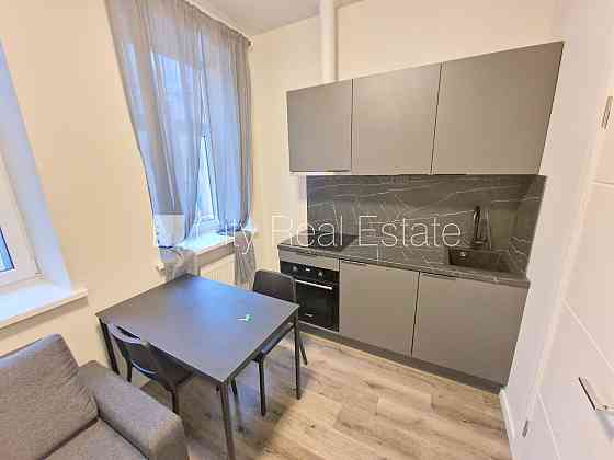 Здание во дворе, реновированный дом, закрытый двор, вход с улицы и со двора, Rīga