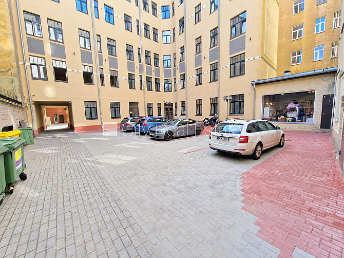 Pagalma ēka, renovēta māja, slēgts pagalms, ieeja no ielas un pagalma, kāpņu telpa pēc Rīga - foto 17