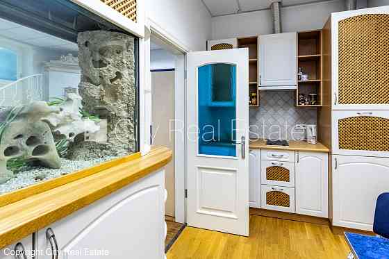 Фасадный дом, места для нескольких машин, вход с улицы и со двора, терасса 15 м2, Rīga